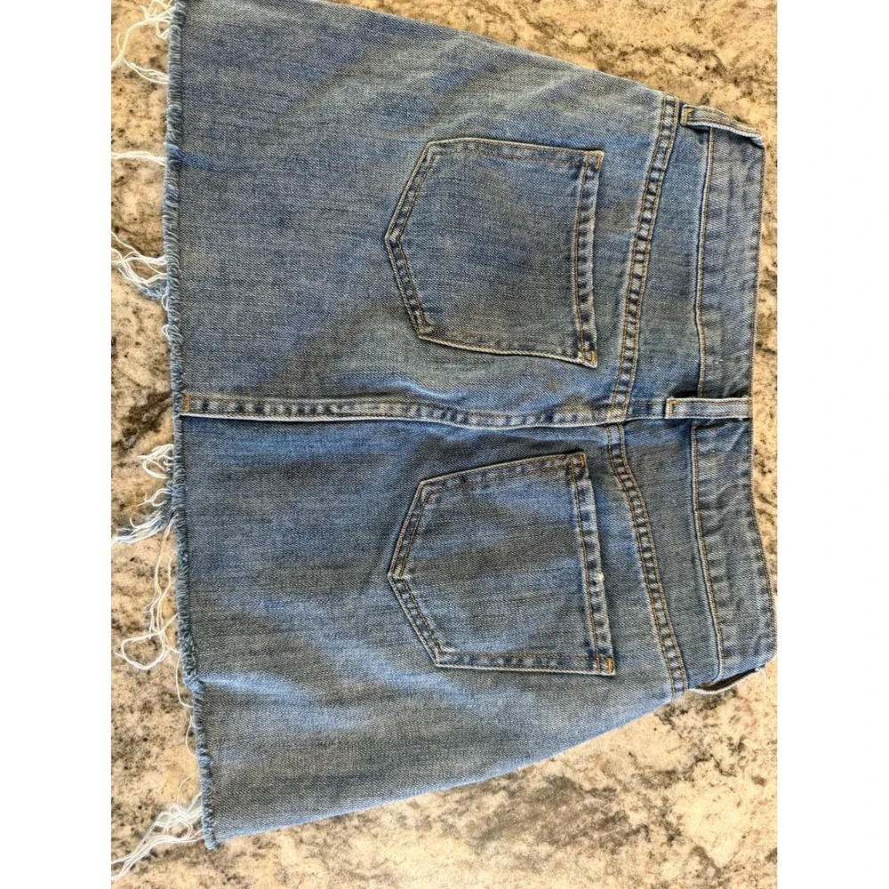 PacSun Womens Distressed Denim Mini Skirt Medium Wash Raw Hem Size 27‎